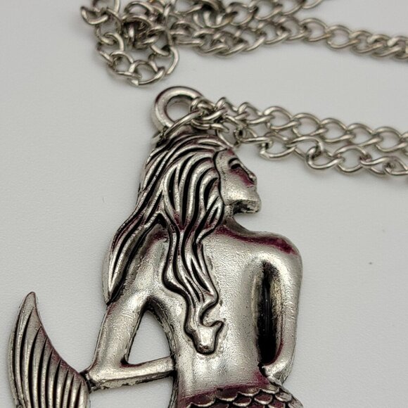 Silver-Tone Mermaid Pendant Necklace 26 Inch Continuous Chain SEA LIFE - Picture 2 of 5